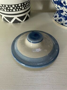 M A HADLEY POTTERY 4.5” REPLACEMENT LID, TOP BLUE STRIPE WITH BLUE KNOB